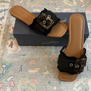 NWT Universal Thread Chrissy Sandals in Black